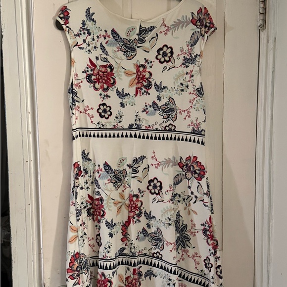 New York and Company, Floral dress; size large - Picture 5 of 6